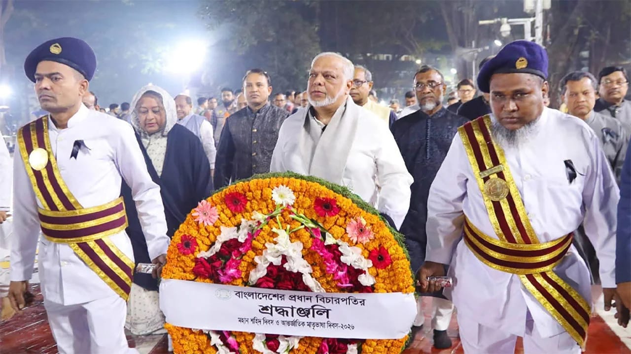 একুশের ভোরে শহীদ মিনারে প্রধান বিচারপতির শ্রদ্ধা নিবেদন