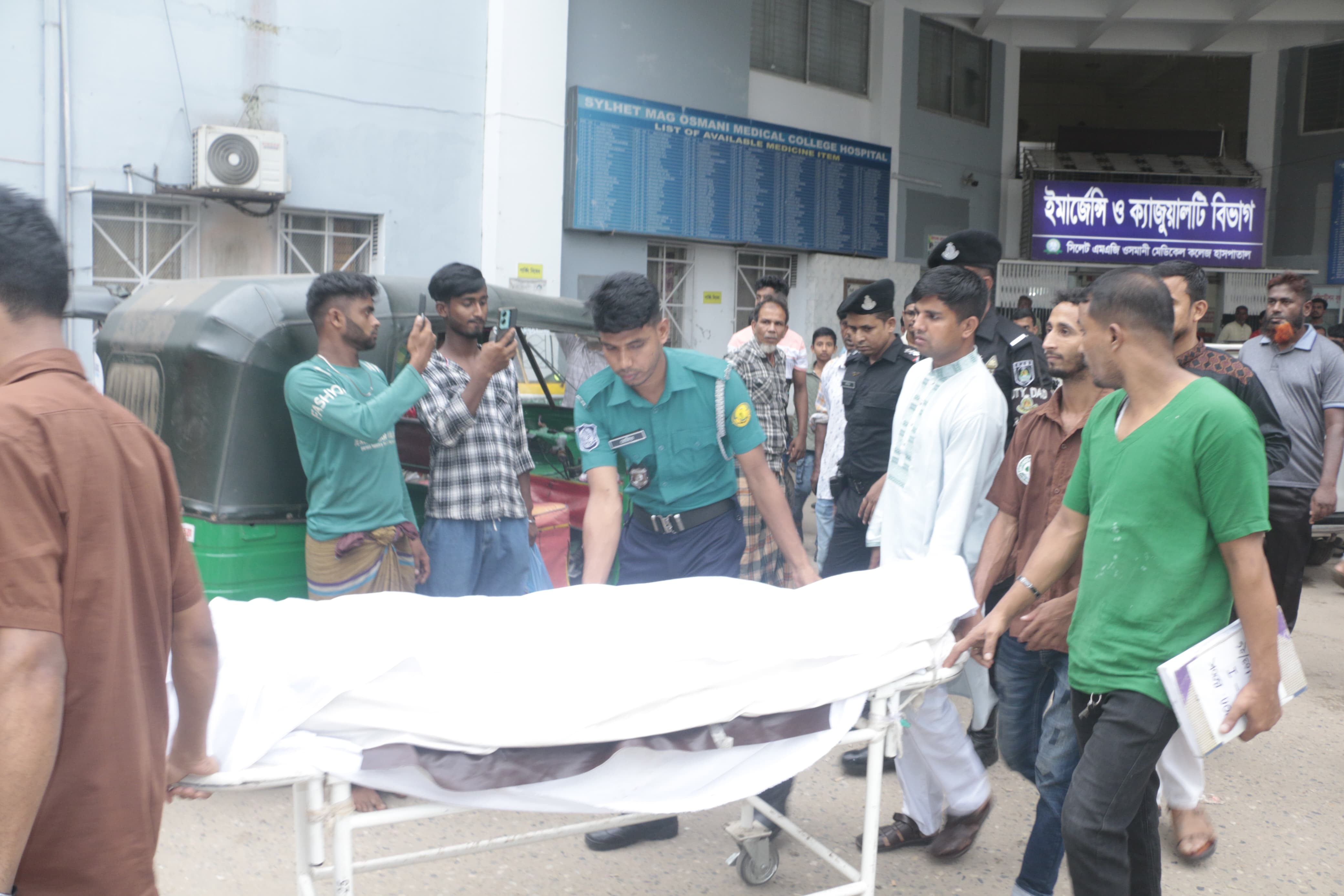 কর্তব্যের টানে জীবন দিলেন র‍্যাব সদস্য ছিনতাইকারীর হামলায় সিলেটে শোকের ছায়া