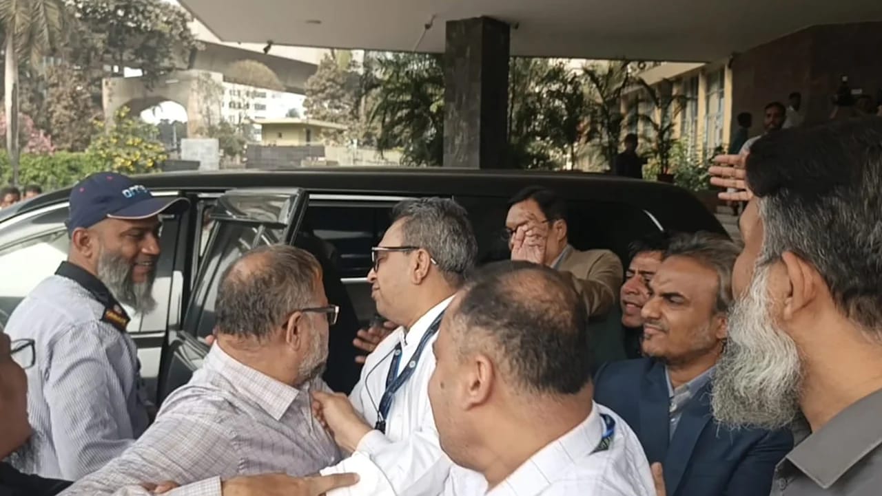 বাংলাদেশ ব্যাংকে চরম বিশৃঙ্খলা কর্মকর্তাদের তোপের মুখে দপ্তর ছাড়লেন গভর্নরের উপদেষ্টা