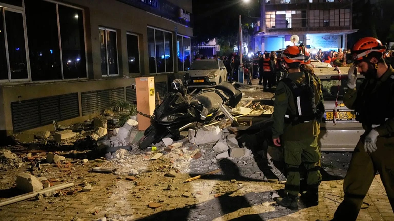 মধ্যপ্রাচ্যে ইরানের ক্ষেপণাস্ত্র হামলা: হেব্রনে ৩ ফিলিস্তিনি নারীসহ ৪ জনের মৃত্যু