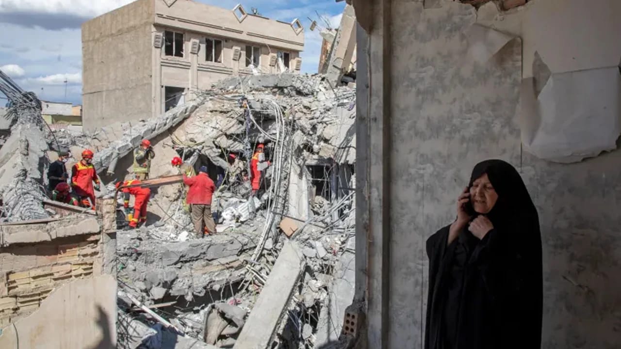 ইরানের আবাসিক এলাকায় ভয়াবহ ক্ষেপণাস্ত্র হামলা: শিশু ও অন্তঃসত্ত্বা নারীসহ নিহত ১৩