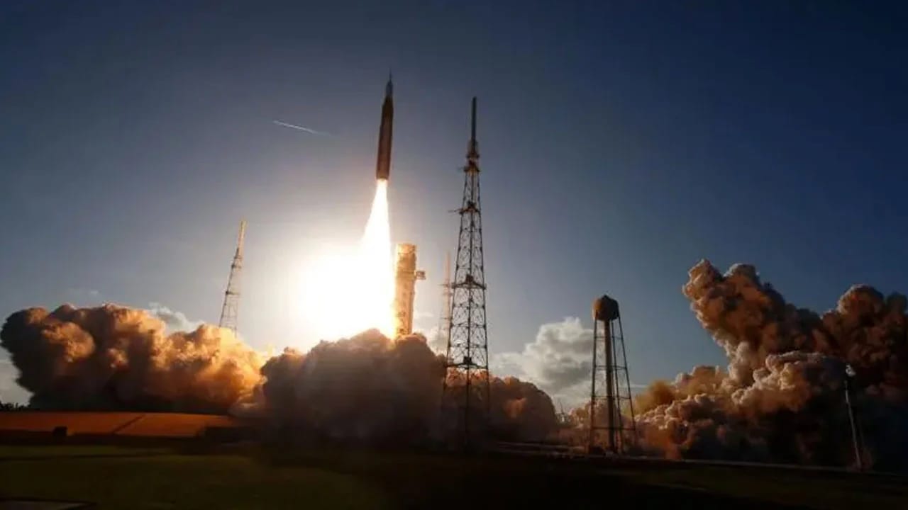 মহাকাশ জয়ের নতুন অধ্যায়: চন্দ্রাভিযানের দীর্ঘ বিরতি ভেঙে নাসার আর্টেমিস যাত্রার সূচনা