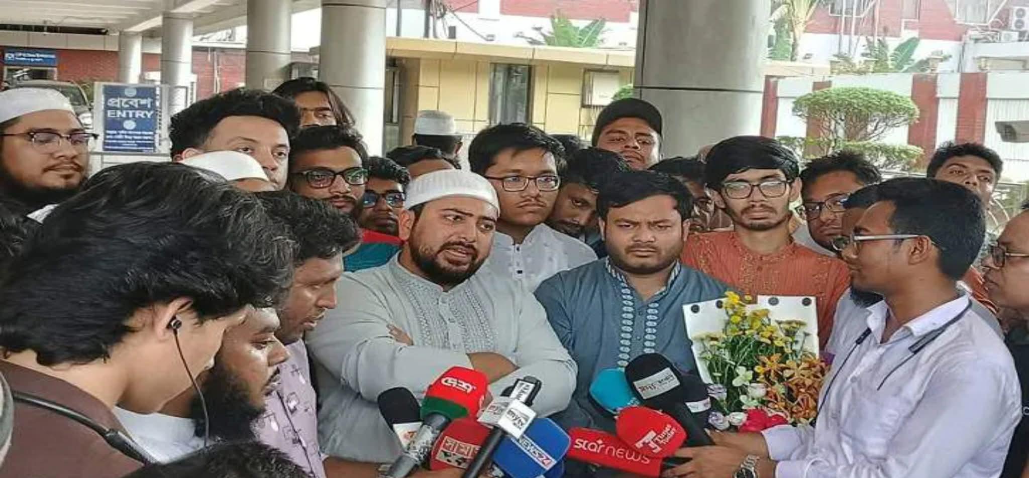 অর্থনৈতিক মন্দা মোকাবিলায় জাতীয় ঐক্যের ডাক দিয়ে ওমরাহ শেষে দেশে ফিরলেন নাহিদ ইসলাম