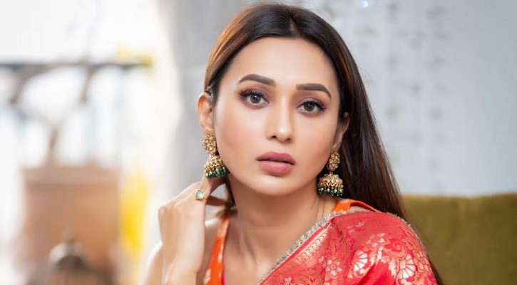 মঞ্চে হেনস্তার শিকার মিমি, থানায় অভিযোগ