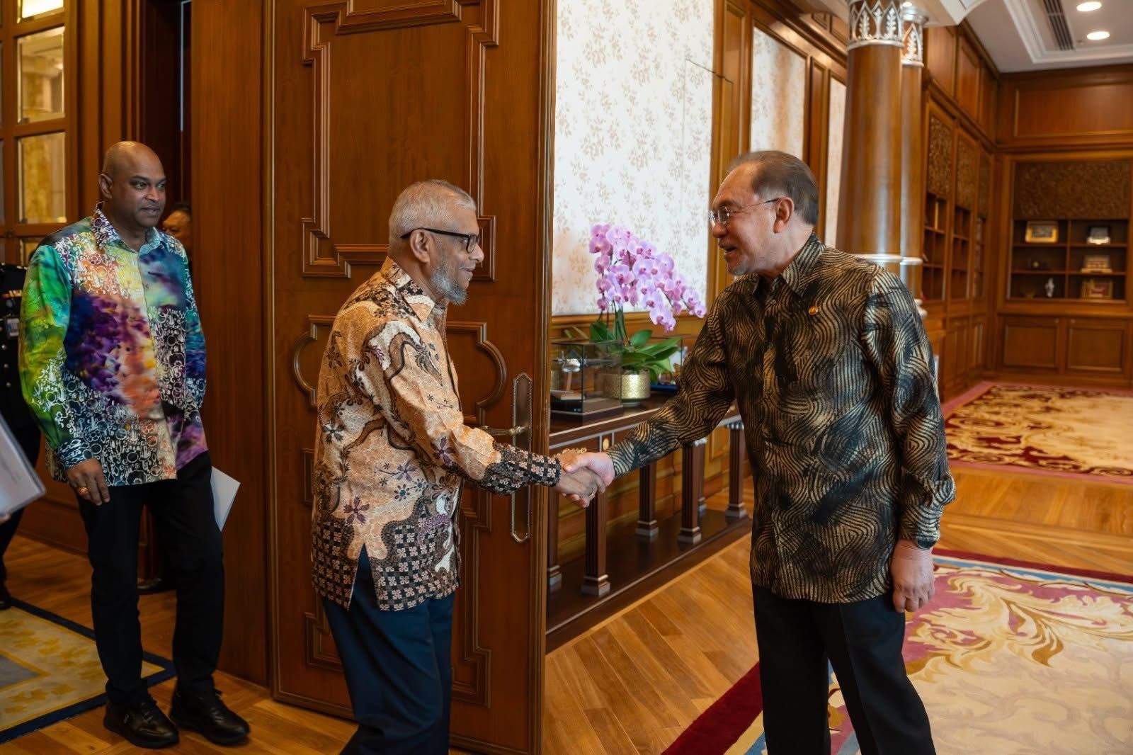 মালয়েশিয়ার প্রধানমন্ত্রীর সাথে প্রবাসী কল্যাণ মন্ত্রীর বৈঠক ও কুয়ালালামপুর সফরের আমন্ত্রণ