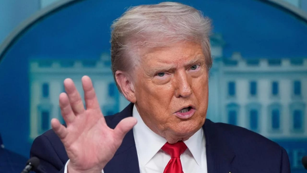 সুপ্রিম কোর্টের বাধা সত্ত্বেও ১০% বৈশ্বিক শুল্ক আরোপ করলেন ট্রাম্প; নির্বাহী আদেশে সই