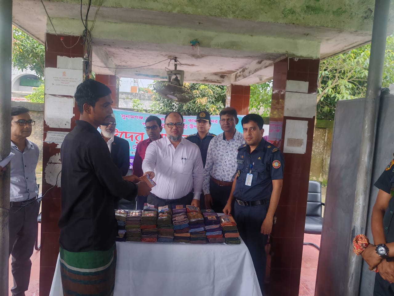ঈদুল আজহা উপলক্ষে  সুনামগঞ্জ জেলা কারাগারের বন্দীদের মাঝে ঈদুল আযহা উপলক্ষে বস্ত্র বিতরণ