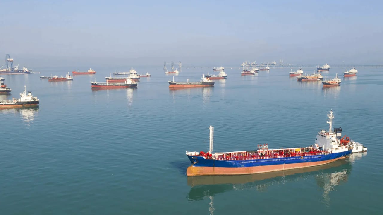 হরমুজ প্রণালির উভয় পাশে আটকা পড়েছে শতাধিক পণ্যবাহী জাহাজ