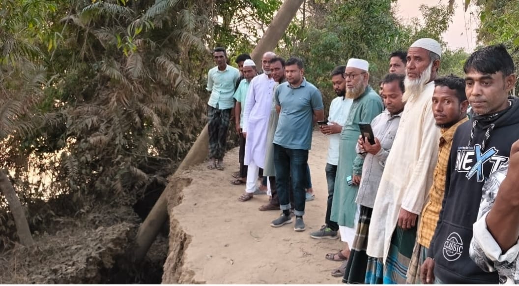চেঙ্গেরখাল নদী গর্ভে বিলীন সালুটিকর গাংকিনারী সড়ক সরেজমিন পরিদর্শন